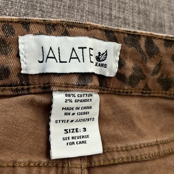 Shorts - Picture 3 of 6